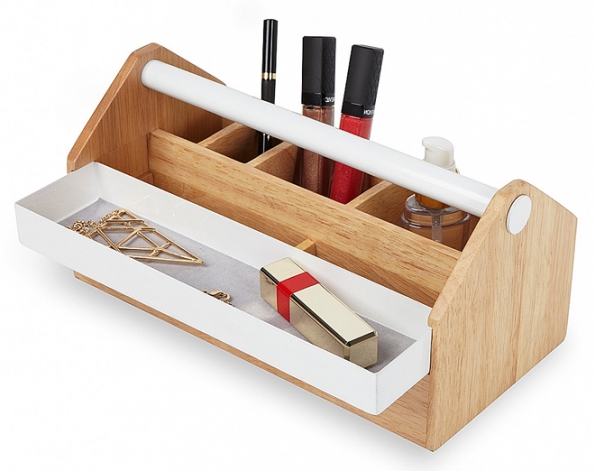 Organizér Toto v kombinaci dřeva a kovu vyrábí Umbra, shop.cskarlin.cz