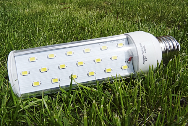 LED žárovka (8 W), vhodná do přisazených a zapuštěných svítidel (ke stropu či zdi) – náhrada za úsporky. (All4led.cz)