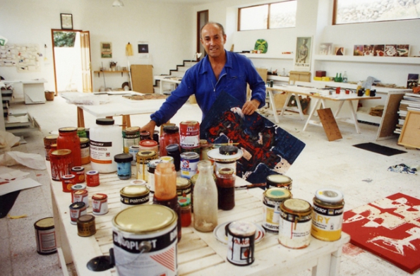 Prostorný ateliér dodnes zůstává v nedotčeném stavu. (César Manrique en el taller de su casa de Haría, c.1990, © Fundación César Manrique)