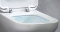 Při klasickém splachování WC zůstávají až na 20 % povrchu keramiky nečistoty. Nový patentovaný splachovací systém AquaBladeTM nabízí vysoce účinné a tiché splachování. Z mikroštěrbiny po obvodě mísy stéká voda pod tlakem, hladce klouže dolů po povrchu, nevznikají žádné turbulence ani hluk a celá mísa je dokonale umytá. (IDEAL STANDARD)