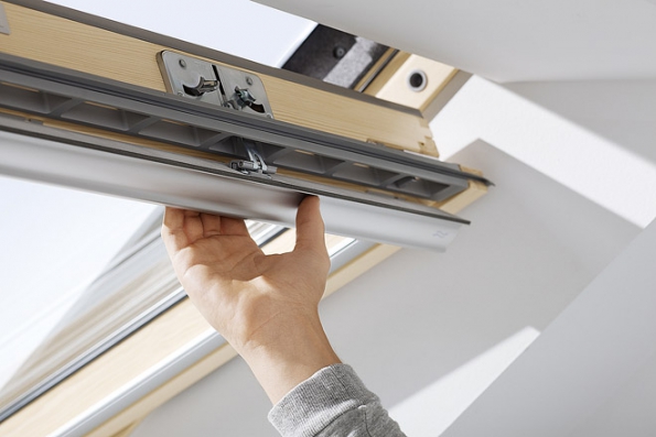 Celodřevěné střešní okno Velux Standard s horním ovládacím madlem (jedním zatažením zajistíte průběžnou ventilaci, druhým zatažením okno zcela otevřete a můžete větrat) nebo se spodní ovládací klikou (vhodná do místností s vysokou nadezdívkou) disponuje integrovanou ventilací a filtrem proti prachu a hmyzu. Je osazeno izolačním dvojsklem s tvrzeným vnějším sklem a dosahuje vynikajících parametrů.