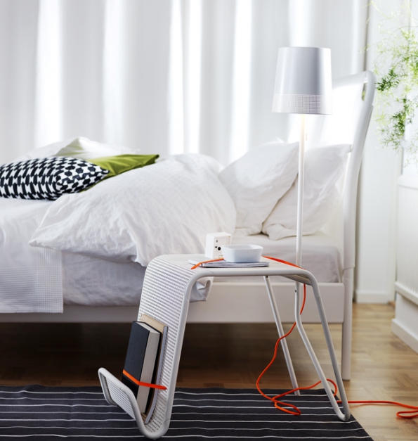 Odkládací stolek s vestavěným osvětlením z kolekce Ikea PS 2014, plast a ocel, výška 113 cm, www.ikea.cz