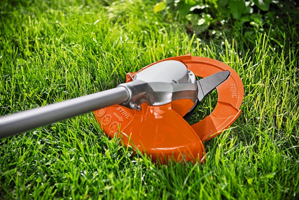 Zahradní akumulátorový křovinořez STIHL FSA 90 pro profesionální použití – s kovovým nožem i žací strunou. Díky funkci Ecospeed je energeticky úsporný. Cena 9 790 Kč (STIHL)
