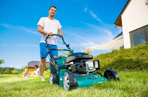 Benzinová sekačka Garden Master 46 SP snese intenzivní a časté používání. Cena 8 490 Kč (MOUNTFIELD)