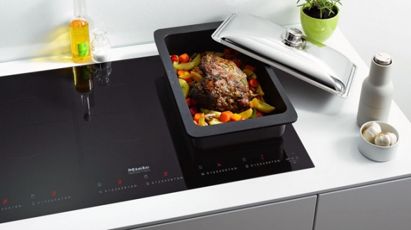 Indukční varné desky PowerFlex (Miele) se automaticky přizpůsobí použitému nádobí včetně velkých pekáčů. Pomocí funkce Booster rychle dosáhnete maximálního výkonu až 7,4 kW. Podle potřeby lze výkon dvou varných zón koncentrovat do jediné zóny nebo naopak zóny rozdělit na menší a větší výkon (technologie TwinBooster). Šetří se tak čas i energie.