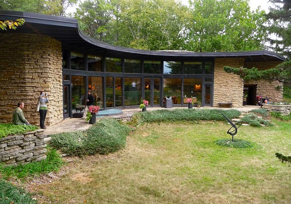 Genius světové architektury Frank Lloyd Wright navrhl v roce 1944 dům zvaný Solar Hemicykle, který naplňuje všechna kritéria energeticky úsporné stavby.