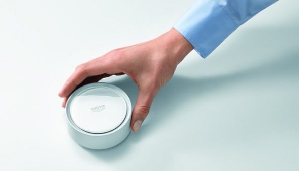 Představujeme GROHE Sense a GROHE Sense Guard – nejnovější přírůstky do rodiny inteligentních řešení pro domácnosti. Snímač GROHE Sense monitoruje úroveň vlhkosti, účinně detekuje únik vody a okamžitě upozorní majitele domu na případný problém, zatímco GROHE Sense Guard je systém určený k instalaci do hlavního vodovodu, který dokáže uzavřít přívod vody v případě porušení struktury potrubí. K ovládání obou těchto revolučních technologií slouží zcela nová aplikace GROHE ONDUS určená pro mobilní telefony.