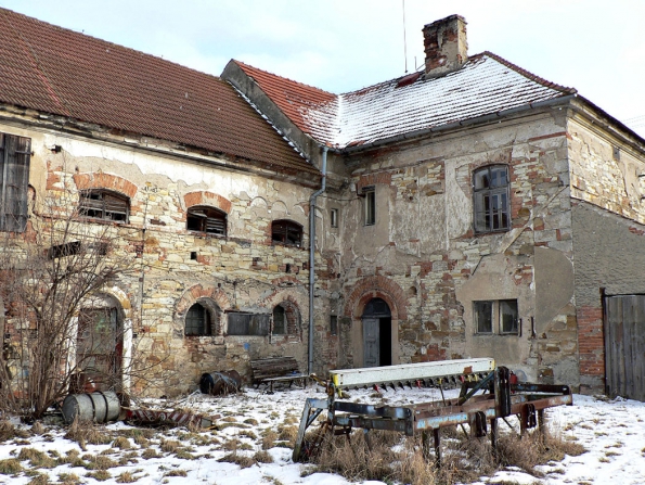 Takto vypadal statek před rekonstrukcí – poničená fasáda, zmenšená a zničená okna, poškozené podlahy i stropní trámy, zbouraná zeď kolem nemovitosti a další pohromy.