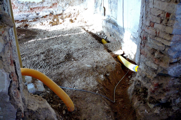 Důležitým prvkem sanační metody použité na statku je drenážní trubka položená do obkopu kolem vnitřních i venkovních zdí. Je uložena do štěrkového lože a napojena na komín.