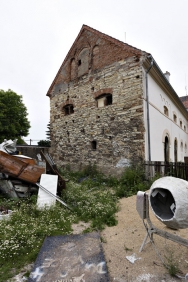 Pohled na štítovou zeď odhaluje strukturu smíšeného zdiva – nejvíc zastoupená je opuka.