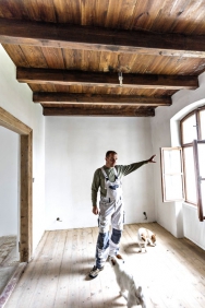 Pan Milan ukazuje vzorně zrenovované okno a dřevěný trámový strop s prkenným záklopem, k jehož podobě se inspiroval při návštěvě ložnice císaře Karla IV. na hradě Karlštejn.