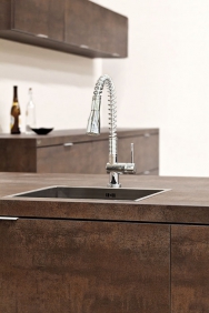 Kompaktní desky Neolith® na bázi minerálů mohou mít podobu mramoru, betonu nebo rezavého železa. Vyrábějí se od tloušťky 6 mm, používají se na obklady stěn, podlahy i exponované nábytkové povrchy. Více informací na www.neolith.com (1)