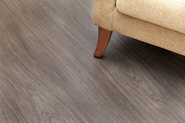 Desky Neolith, provedení Timber Oak, dokonale napodobí dubové dřevo, jsou však nesrovnatelně odolnější.