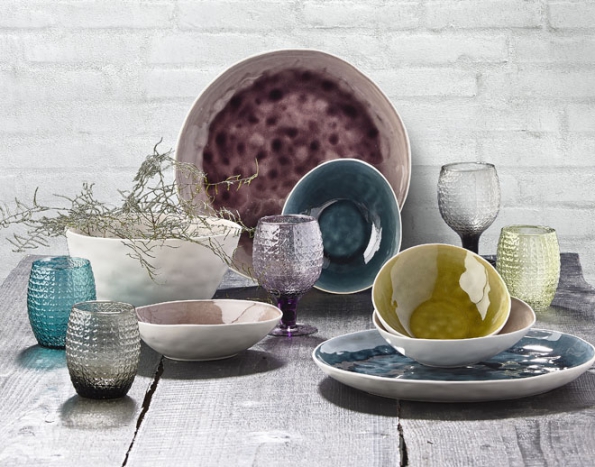 Petrolejová, tyrkysová, vínová, starorůžová a hnědavé tóny země, to jsou barevné trendy sezony 2016. Inspiraci najdete v nové kolekci porcelánu dánské značky Galzone, více informací najdete na www.bakly.cz