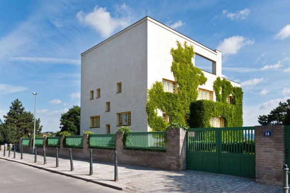 Adolf Loos si ve spolupráci s Karlem Lhotou vyzkoušel svůj Prostorový plán na přelomu 20. a 30. let v Praze dvakrát – vedle Müllerovy vily (na snímku) také u domu advokáta Winternitze na Smíchově.