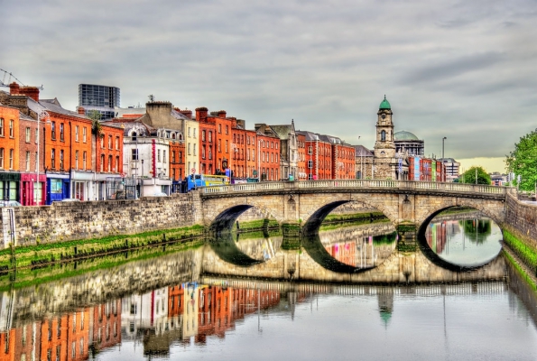 Dublin není srovnatelný s Prahou, co se týče počtu a významu památek, ale je to příjemné město k životu. V poslední době věnovali irští architekti pozornost revitalizaci kanálů, které protékají městem, i říčních nábřeží.
