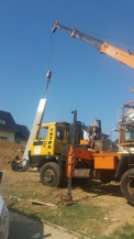 Instalace komínové vložky s integrovaným krbem Kingfire Parata se provádí pomocí jeřábu. (Zdroj: Schiedel)