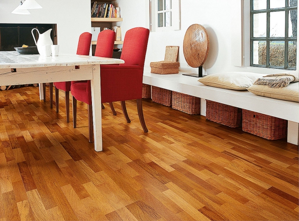 Quick-Step nabízí řadu laminátových, vinylových a dřevěných podlahových designů. Na snímku varianta podlahy z exotického dřeva Merbau pocházejícího z Indonésie.