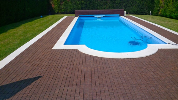 Praktickým řešením jsou exteriérové podlahy značky Hortus. Vynikají vysokou elegancí a dlouhodobou životností a nabízejí výběr zajímavých barevných odstínů (KPP)