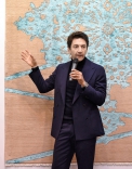 Hossein Rezvani, německý designér s íránskými kořeny, je pokračovatelem dlouhé rodinné linie výrobců perských koberců. Spojuje moderní design s tradiční technikou, získal řadu významných ocenění.
