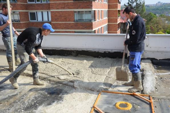 Čerpání lité cementové pěny do spádu (Foto: Českomoravský beton)