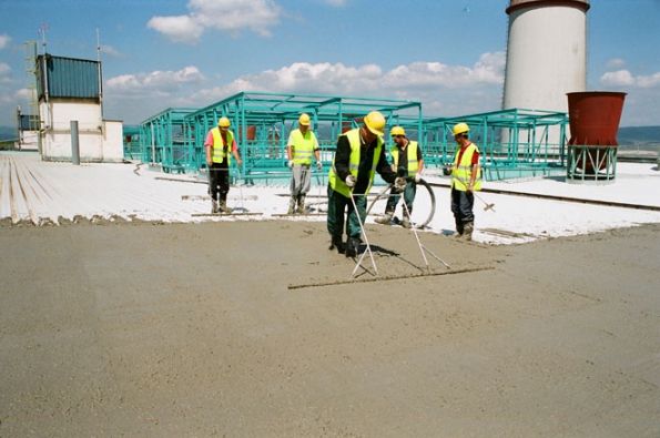 Realizace ploché střechy do spádu (Foto: Českomoravský beton)