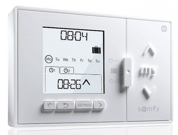 Programovatelné spínací hodiny Chronis io-homecontrol umožňují naprogramovat až čtyři časové povely na každý den v týdnu, a to ve třech režimech provozu (SOMFY)