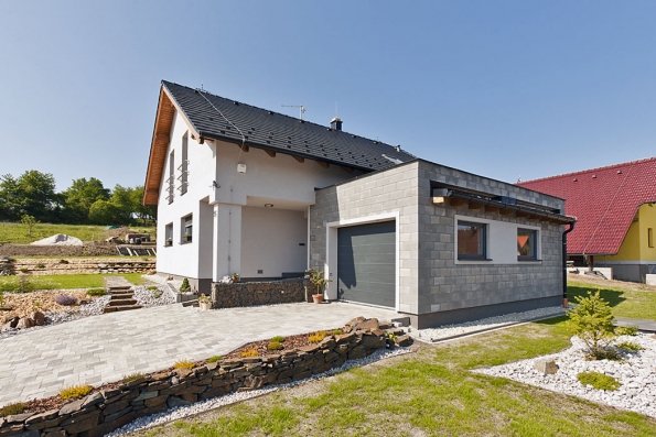 Betonové a liaporbetonové tvárnice značky LIVETHERM jsou v současné době jediným stavebním materiálem, se kterým lze dosáhnout zajímavé betonové struktury povrchu v interiéru i exteriéru, v případě obvodového zdiva i požadovaných tepelněizolačních vlastností (realizace nízkoenergetických staveb). (Foto: BETONOVÉ STAVBY - GROUP, s.r.o.)