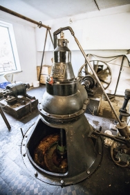 Historická vodní turbína s generátorem pochází z původního inventáře mlýna. Na výrobě elektřiny se podílí až do dnešních dnů a pohání vodní elektrárnu o instalovaném výkonu 22 kW.