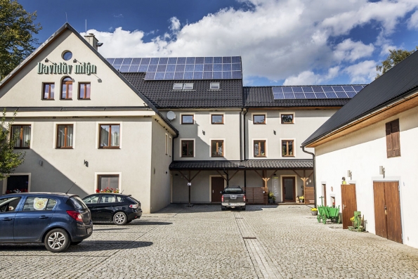 Na střechách budov je fotovoltaická elektrárna o instalovaném výkonu 70 kW. Distribuce a využití energie se děje v režimu šetrného řízení a optimalizace.