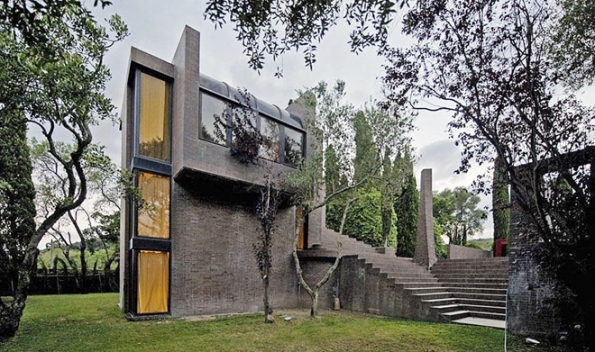 Rodinný dům od Ricarda Bofilla z roku 1973 v Mont-ras poblíž pobřeží Costa Brava vychází z tradic katalánské architektury a je citlivě zakomponován do krajiny plné sadů.