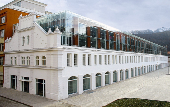 V pražském Karlíně souzní moderní administrativní a obytné prostory společně s hotely, obchody a restauracemi při zachování původní architektury. Ricardo Bofill ctí důležitá místa s pamětí, v tomto případě nezaměnitelnou duši Karlína.