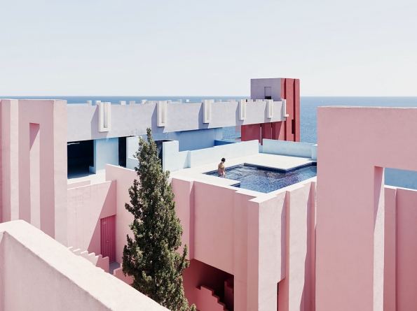 Moderní bytový komplex s názvem La Muralla Roja podle návrhu Ricarda Bofilla bývá často dáván za příklad konstruktivistické architektury. Ceněna je jednoduchost bez jakýchkoli zdobných prvků, vzájemně propojená nádvoří, terasy s bazény a saunami, a především dokonalá geometrie, která vychází z původní maurské architektury.