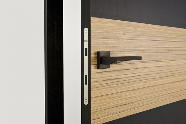 Magnetický zámek zajišťuje pohodlné otevírání a zavírání a je takřka neviditelný. Skvěle doplní bezfalcové dveře (na fotu model Tenga, SAPELI)