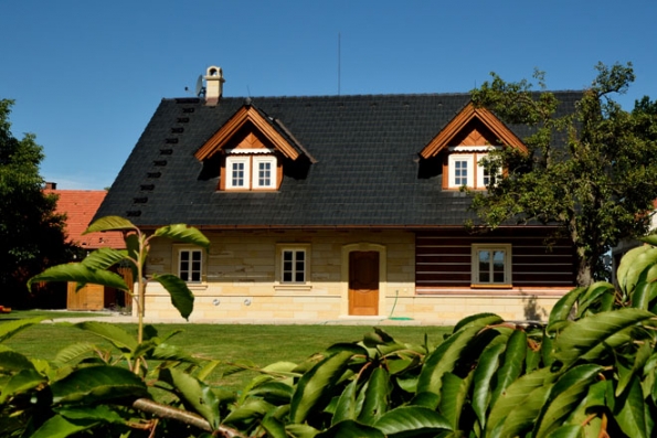 Česko zažívá renesanci roubených staveb (ROUBENKY ROUBAL)