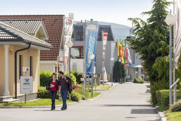 Rakousko – Vídeň Modrá laguna u Vídně byla průkopníkem vzorových center rodinných domů v Evropě. Od 90. let tu vyrostlo 100 domů z různých technologií, z cihel, betonu i dřeva. Na specializovaných plochách v rámci areálu se nabízí inspirace na stavbu garáže, wellness zóny či úpravy zahrady. www.blauelagune.at