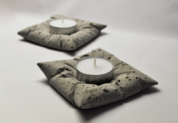 7. Svícen pro čajovou svíčku CANDLEcrete Pillow, www.concrete-design.cz