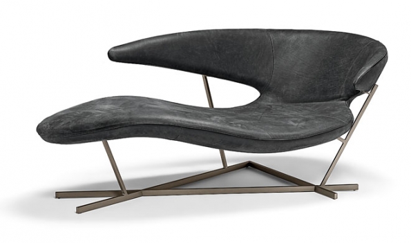 Chaise longue Manta s koženým potahem a kovovou podnoží vás uchvátí svým tvarem a obejme jako měkká náruč (Arketipo)