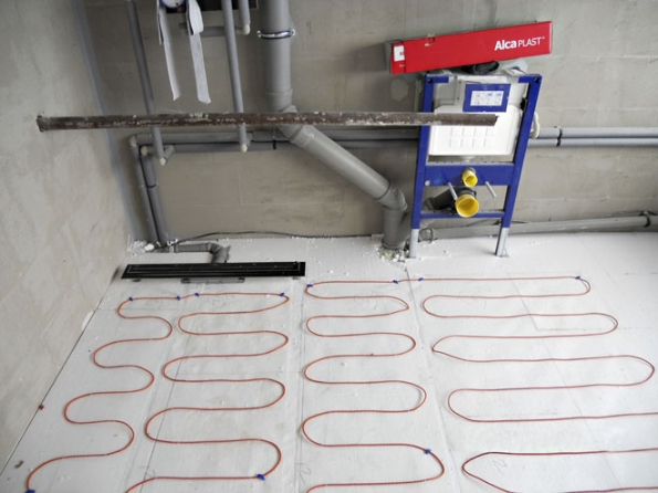 Ukázka položení topných smyček elektrického podlahového topení v koupelně na podkladní izolační vrstvu (FENIX)