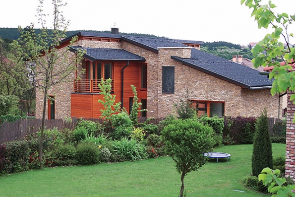 Kombinace tmavých střešních tašek Bramac STAR a fasády z režného zdiva působí velmi efektně, nadčasově a dává domu specifický architektonický výraz.