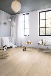 Vinylová podlaha z kolekce Pulce Click, dekor Dub ryzí nachový, 210 x 1 510 mm, Quick-Step, cena 1 136 Kč/m2, www.quick-step.cz