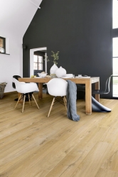 Laminátová podlaha z kolekce Impressive ultra, dekor Dub jemný přírodní, 190 x 1 380 mm, Quick-Step, cena 1 060 Kč/m2, www.quick-step.cz