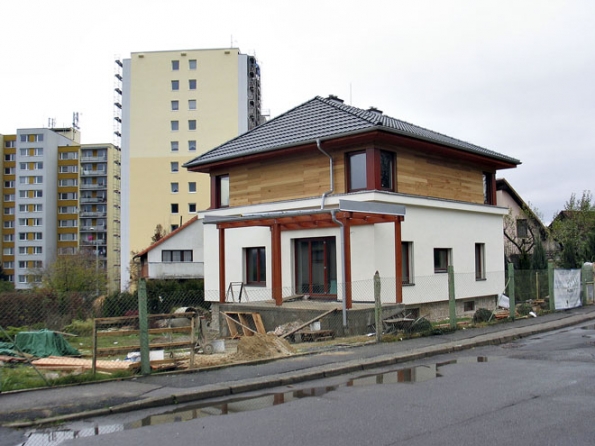 Novostavba ze šedesátých let, solidně postavená, podsklepená, s nevyhovujícím prostorem v podkroví a poddimenzovaným krovem. Vše od úrovně říms střechy bylo zbouráno a nahrazeno rychle smontovanou dřevěnou konstrukcí. Dispozice přízemí kompletně přepracována a změněna všechna okna v obvodovém plášti, takže dům působí jako elegantní a funkční novostavba (ATELIER ARS)