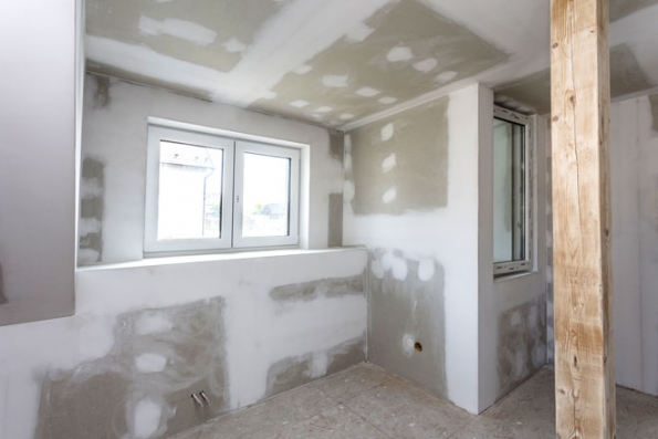 Sádrokartonová deska Habito disponuje extrémní pevností a odolností srovnatelnou s tradičním zdivem. Na jeden kotevní bod unese až 34 kg při použití běžného vrutu Ø 5 mm, a to bez použití hmoždinek a tudíž bez nutnosti předvrtání i nepříjemného úklidu. Pokud navíc použijete kovovou rozpínací hmoždinku, kotvu Molly, můžete bez obav zatížit stěnu z Habita až 155 kg těžkým břemenem.