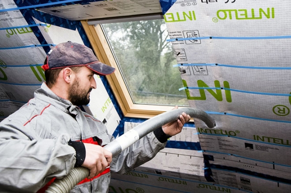 Aplikace celulózové foukané izolace Climatizer Plus za vysoce účinnou parobrzdnou fólii Intello Plus, která je v zimním období difuzně nepropustná (poskytuje vyšší ochranu proti vlhkosti), v létě je naopak difuzně propustnější (CIUR)