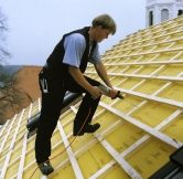 Řešení nadkrokevního zateplení. Práce se může provádět z exteriérové strany s minimálními zásahy do interiéru (ISOVER)