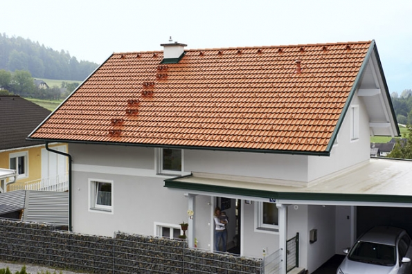 Na většině dětských malůvek najdete šikmou, „červenou“ střechu. Není divu, fakt sluší (BRAMAC)