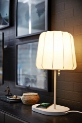 Stolní lampa Varv s bezdrátovým dobíjením mobilu, Ø stínidla 28 cm, výška lampy 52 cm, Ikea, www.ikea.cz