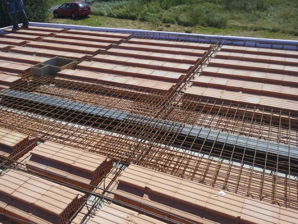 Sestava stropu (jako „základu“ budoucí možné střechy) z konstrukčních prvků Porotherm usnadňuje a zrychluje výstavbu (WIENERBERGER)