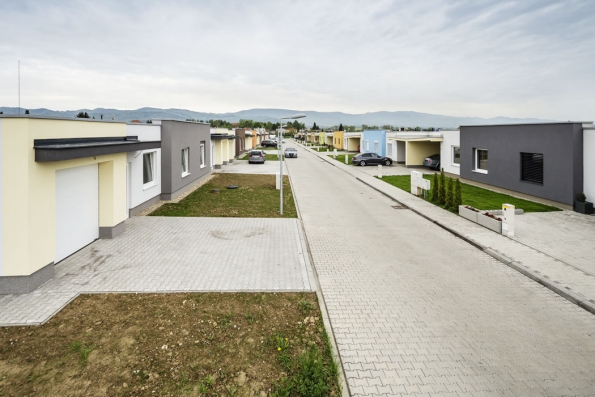 Stavět jednoduše a efektivně přináší později ovoce v podobě pohodlného a příjemného bydlení. Postačuje dobrý projekt, vysoce kvalitní stavební materiál a realizační tým, který se stará o detaily. Tak vznikl projet DUPLEX ve slovenské Prievidzi. (Ytong.cz)